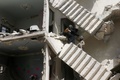 空爆後、破壊された建物から救出される女性。(c)AFP/Ameer Alhalbi