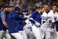 18MLB、ワールドシリーズ（7回戦制）第3戦、ロサンゼルス・ドジャース対ボストン・レッドソックス。延長18回にサヨナラ本塁打を放ち、チームメートと喜ぶロサンゼルス・ドジャースのマックス・マンシー（中央右、2018年10月26日撮影）。(c)Ezra Shaw/Getty Images/AFP
