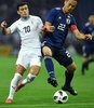 サッカー国際親善試合、日本対ウルグアイ。ウルグアイのジョルジアン・デ・アラスカエタ（左）と競り合う日本の吉田麻也（2018年10月16日撮影）。(c)AFP PHOTO / TOSHIFUMI KITAMURA