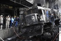 エジプトの首都カイロの駅で発生した、列車の衝突・火災事故の現場に集まった消防士ら（2019年2月27日撮影）。(c)AFP/Khaled DESOUKI