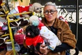 ベトナムの首都ハノイで、保護した犬と一緒に写真撮影に応じるグエン・ティ・キム・クイさん（2022年12月15日撮影）。(c)Nhac NGUYEN / AFP
