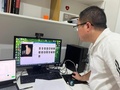 コンピュータ支援による甲骨文の組み立て方法を実演する研究者（提供写真）。(c)PeopleʼsDaily