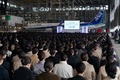 新会計年度の初日に、東京の羽田空港の格納庫で行われた全日本空輸（ANA）と系列会社の入社式（2025年4月1日撮影）。(c)Kazuhiro NOGI / AFP