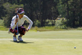女子ゴルフ米国ツアー、ショップライト・クラシック（ShopRite LPGA Classic 2013）は1日、ニュージャージー（New Jersey）州ギャロウェイ（Galloway）のストックトン・シービュー・ホテルアンドゴルフクラブ（Stockton Seaview Hotel and Golf Club）で2日目が行われ、有村智恵（Chie Arimura）が通算2アンダーで4位タイに浮上した。

13番ホールでパットのラインを読む有村智恵（2013年6月1日撮影）。(c)AFP/Getty Images/Hunter Martin