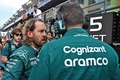 22F1第22戦アブダビGP決勝。チームスタッフと言葉を交わすアストンマーティンのセバスチャン・ベッテル（左、2022年11月20日撮影）。(c)Ben Stansall/ AFP