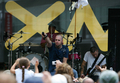 パフォーマンスを行う同バンドのフロントマン、クリス・ドートリー（%%Chris Daughtry%%）。(c)AFP/Getty Images Harry How