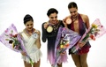 16-17フィギュアスケートグランプリ（GP）ファイナル、女子シングル・フリースケーティング（FS）。表彰式に臨む（左から）宮原知子、エフゲニア・メドベデワ、アンナ・ポゴリラヤ（2016年12月10日撮影）。(c)AFP/ANNE-CHRISTINE POUJOULAT