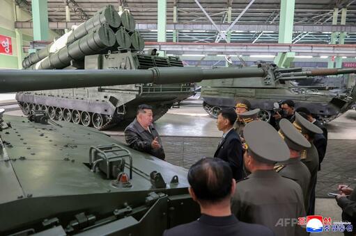 北朝鮮が国境沿いに新型兵器配備へ、金氏は新型駆逐艦を視察 写真8枚