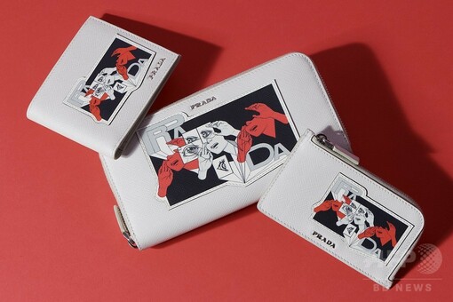 プラダ」コミックプリントの日本限定メンズバッグ、ポップアップ プラダ」コミックプリントの日本限定メンズバッグ、ポップアップ