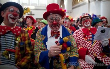 道化師の祖を称えるピエロたちの礼拝、ロンドン 写真9枚 国際ニュース