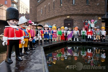 等身大「プレイモービル」、ロンドンに出現 写真11枚 国際ニュース