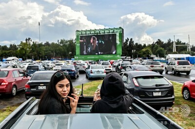 F1中止のメキシコ市、サーキットをドライブインシアターとして活用