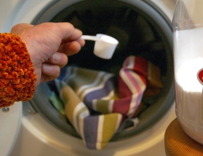 洗剤で黒人が白い肌のアジア人に、中国のCMに非難殺到