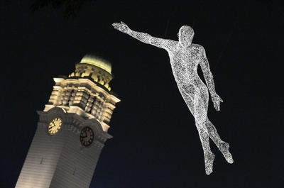 宙に浮かぶ幻想的な「旅人」、シンガポール