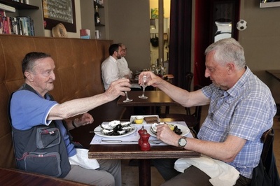 フランスで店内飲食可能に コロナ規制緩和