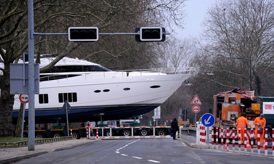 高級ヨット「プリンセス」、道路を横断中 ドイツ