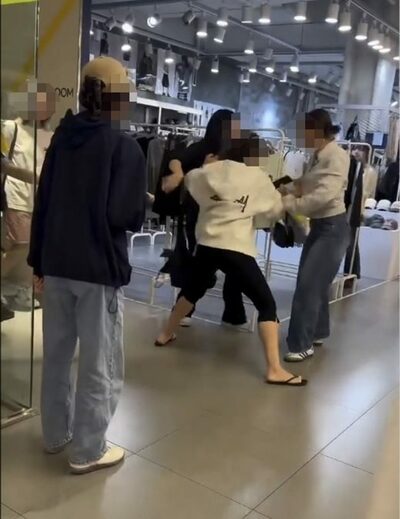 ソウルのショッピングモールで外国人女性2人が激しいもみ合い…子ども連れの女性も