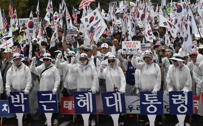 朴槿恵前大統領の支持者ら、ソウルの最高裁前で釈放求めるデモ