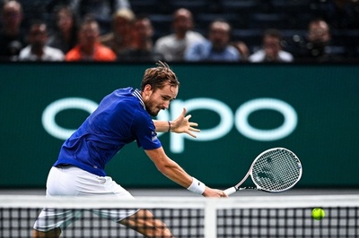 メドベージェフ逆転で8強、ズベレフは激闘制す パリ・マスターズ