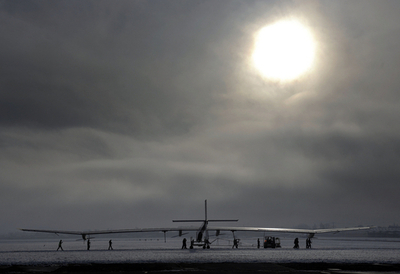 スイスのソーラー飛行機、初の夜間飛行に挑戦