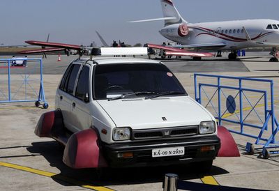 「空飛ぶ車」？インド発明家が開発