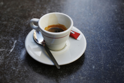 乳児が熱いコーヒーかけられ重いやけど、出国した容疑者の捜索開始 豪