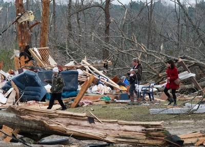 竜巻被害の米アラバマ州、行方不明者の捜索再開 死者数増える恐れ