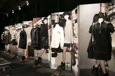 「コーチ」、スチュアート・ヴィヴァースによるデビューコレクションを都内で披露