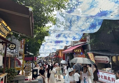 中国重慶市の観光地 日差し和らげるために通りに150メートルの天幕