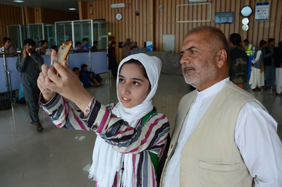 ロボコン出場のアフガン少女の父親、モスクで起きた自爆攻撃で死亡