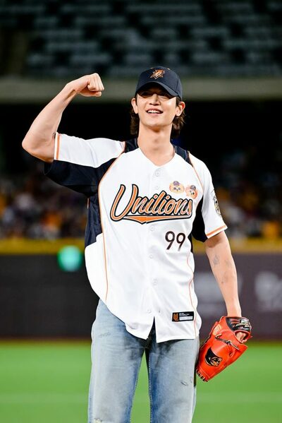 SHINeeミンホ、台湾プロ野球で始球式