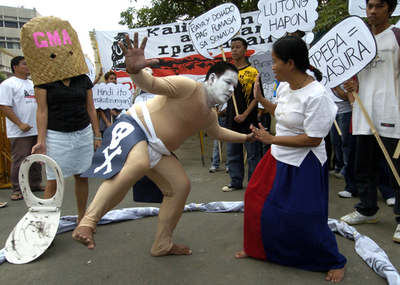 環境団体、日本とのFTA締結に反対の「抗議相撲」？ - フィリピン