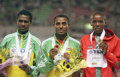 男子10000メートルのメダル授与式が行われる