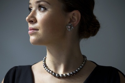 希少なグレー真珠のネックレス、6億円超で落札 香港