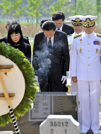 鳩山首相、哨戒艦犠牲者の墓前に献花 韓国