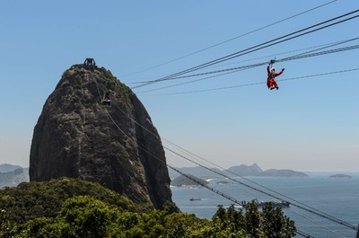 ブラジルのサンタ、山の頂上からスイーっと