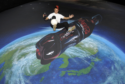 東京タワーで無重力を体験、仕掛けは3Dトリックアート