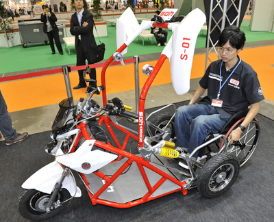 車いすのまま乗れる電動3輪車、「WCV」