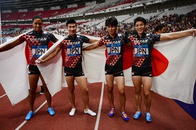 目指すは「東京で金」、日本が男子4×100mRで圧勝 アジア大会