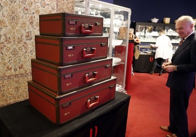 「ルイ・ヴィトン」の限定スーツケースなど約1000点がオークションに