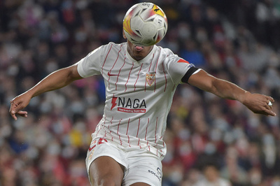 【今日の1枚】ボールに飛びつくマルシアル、サッカー・スペイン1部