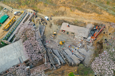 貨物列車が脱線転覆し民家に突っ込む、6人死亡 中国
