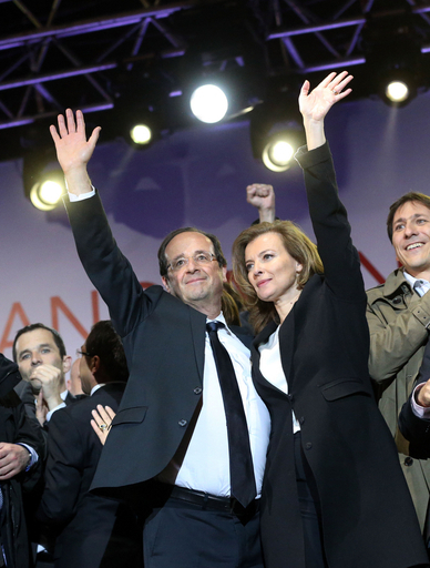 フランス初の「事実婚」ファーストレディー、外交に混乱もたらすか