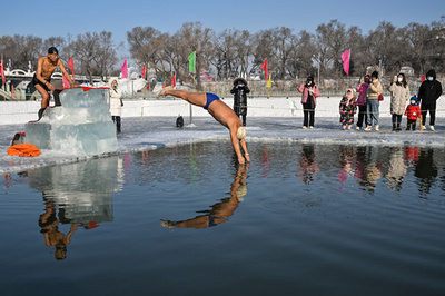 氷のプールにダイブ！ 中国ハルビンで寒中水泳大会