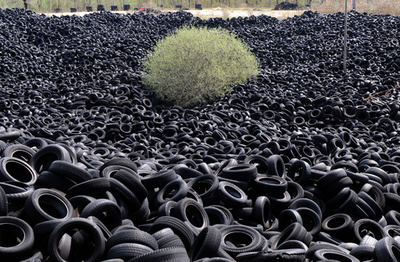 フランスの田園に廃タイヤの山