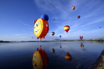 空を埋め尽くす気球、メキシコで国際フェス