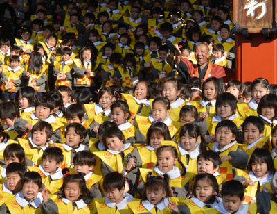 福は内！浅草寺で幼稚園児らが豆まき