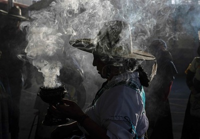 【今日の1枚】香をくゆらせ新年の行列 メキシコ