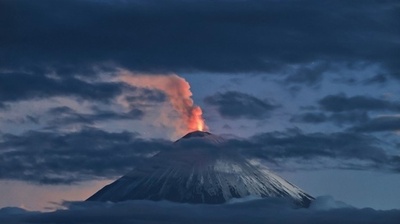 クリチェフスコイ火山の噴火続く カムチャツカ半島南部が2メートル移動