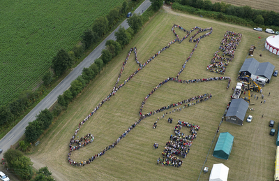 「人間の鎖」で描いた飛行機、空港建設に抗議